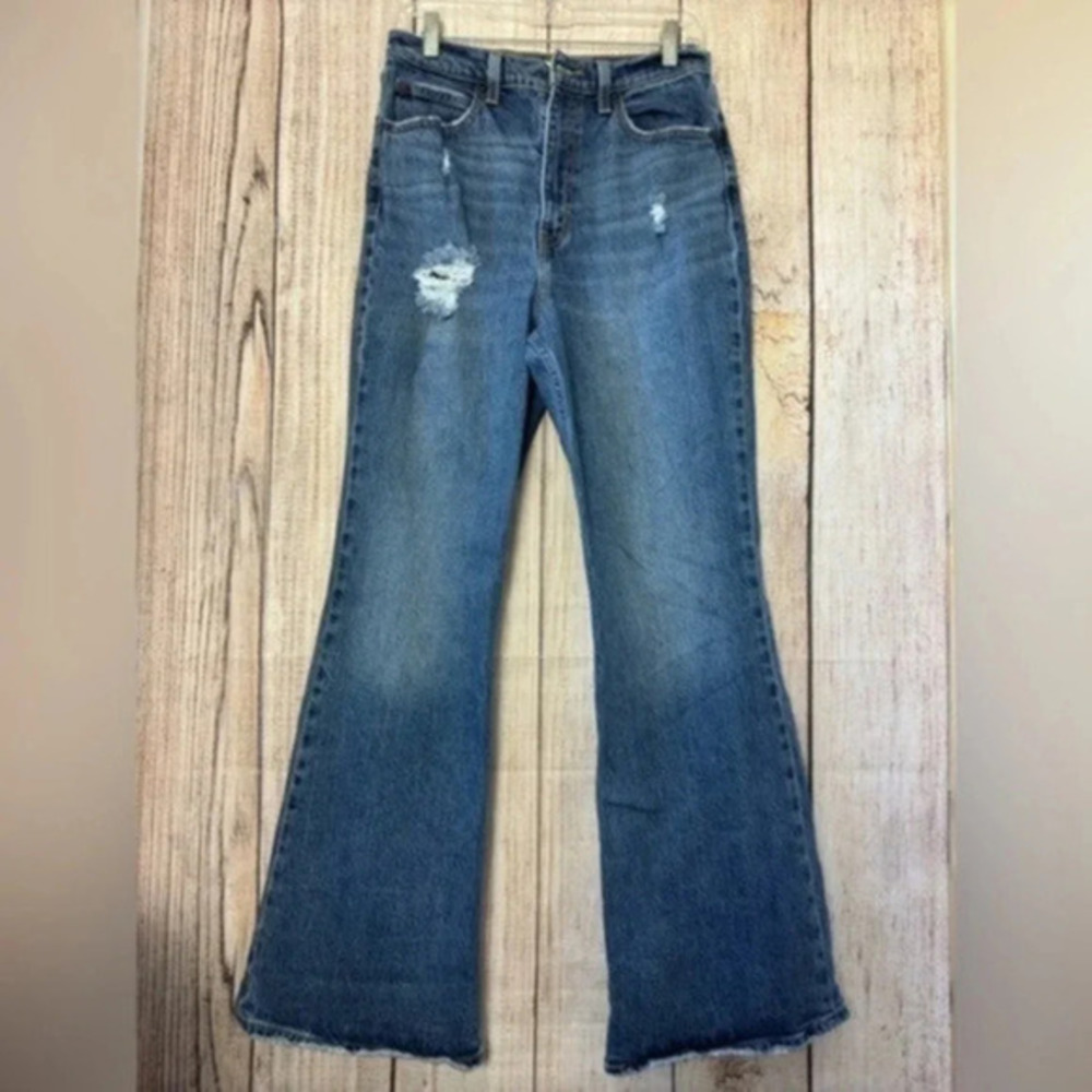 Levis Womens 70s Flare Legs distressed jeans size 28